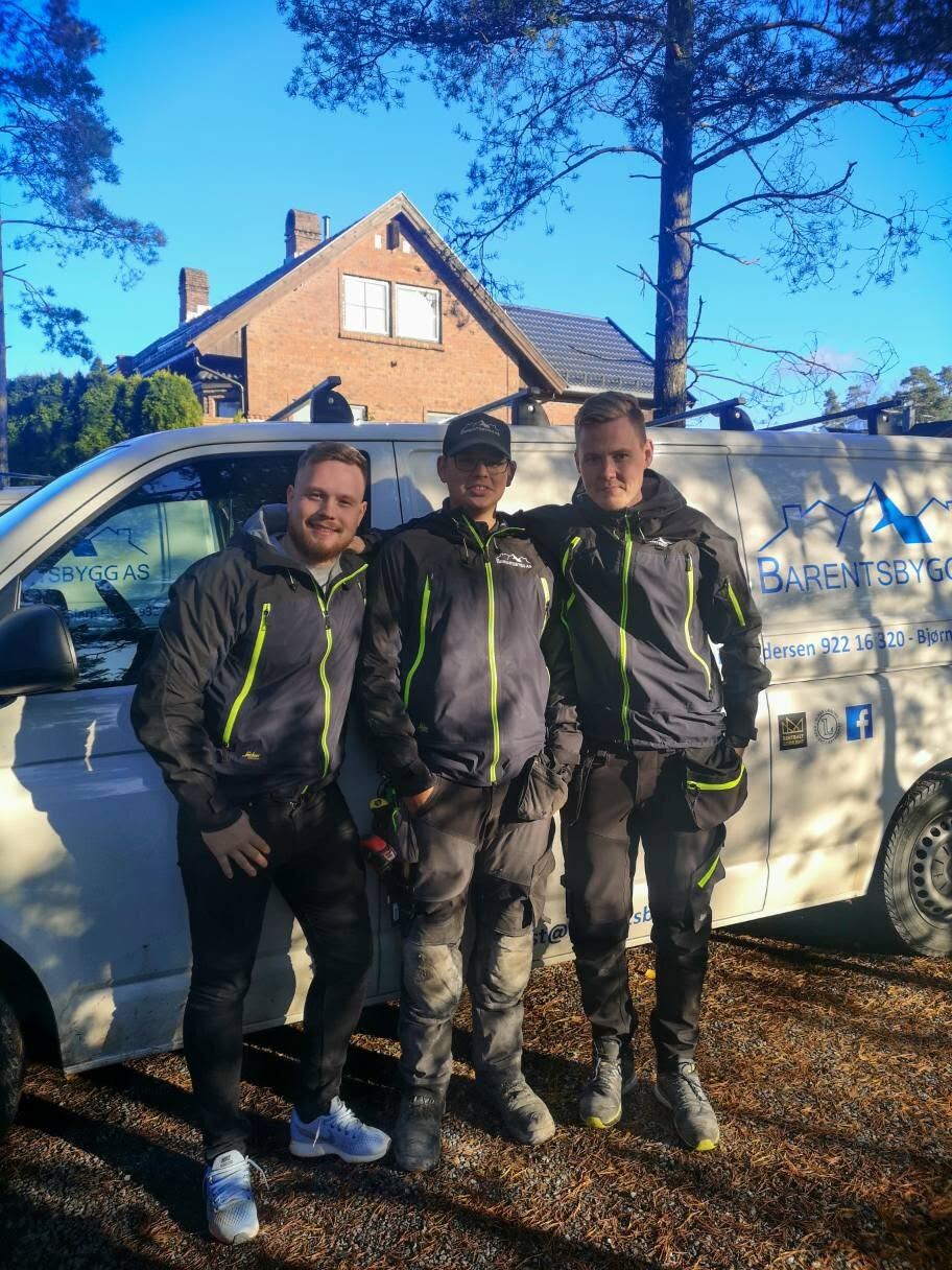 Teamet i Barentsbygg foran firmabilen